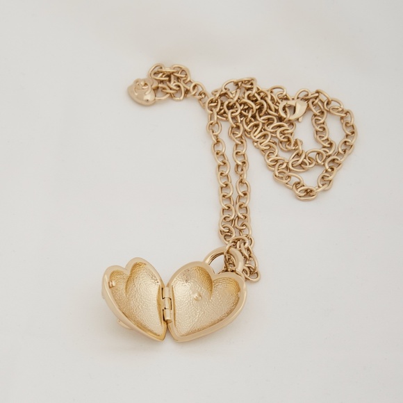 CHANEL LIGHT GOLD HEART LOCKET NECKLACE 2022 - Picture 3 of 7